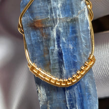 Load image into Gallery viewer, Raw Kyanite with Rose Gold Wire Wrapped Pendant – 玫瑰金绕线天然蓝晶石原石吊坠
