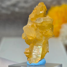 Load image into Gallery viewer, Iridescent Golden Healer Quartz Display (Uri, Switzerland) – 瑞士乌里彩虹金疗愈水晶摆件

