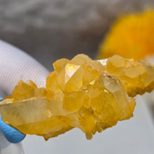 Load image into Gallery viewer, Iridescent Golden Healer Quartz Display (Uri, Switzerland) – 瑞士乌里彩虹金疗愈水晶摆件
