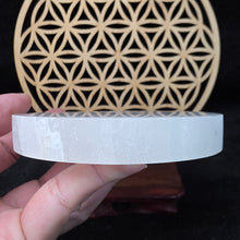 Load image into Gallery viewer, Polished Selenite Round Plate Display (10cm) – 透石膏抛光圆盘能量板
