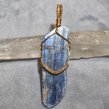 Load image into Gallery viewer, Raw Kyanite with Rose Gold Wire Wrapped Pendant – 玫瑰金绕线天然蓝晶石原石吊坠
