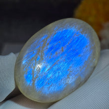 Load image into Gallery viewer, Rainbow Moonstone Palm Stone (Tanzania) – 坦桑尼亚彩虹月光石掌心石
