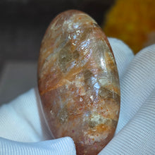 Load image into Gallery viewer, Strawberry Sunstone Palm Stone (Tanzania) – 坦桑尼亚草莓太阳石掌心石
