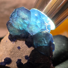 Load image into Gallery viewer, Blue Fluorite on Quartz Specimen (Inner Mongolia) – 内蒙古蓝萤石共生石英矿物标本
