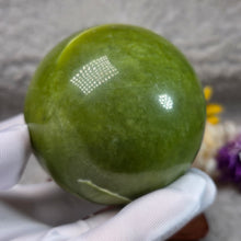 Load image into Gallery viewer, Serpentine Sphere – 蛇纹石水晶圆球摆件
