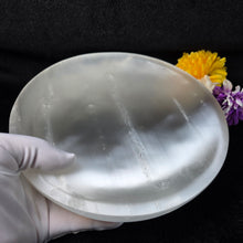 Load image into Gallery viewer, Good Grade Polished Selenite Bowl Display (20cm) – 优质透石膏抛光碗摆件
