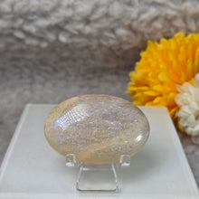 Load image into Gallery viewer, Rainbow Moonstone Palm Stone (Tanzania) – 坦桑尼亚彩虹月光石掌心石

