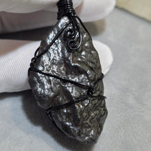 Load image into Gallery viewer, Raw Hematite Wire Wrapped Pendant – 天然赤铁矿绕线吊坠
