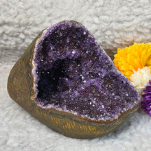 Load image into Gallery viewer, Amethyst Money Bag Display – 紫水晶钱袋子摆件
