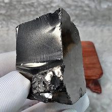 Load image into Gallery viewer, Raw Elite Shungite Specimen – 次石墨原石摆件

