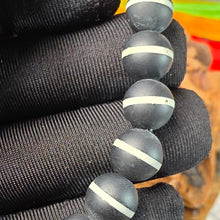 Load image into Gallery viewer, Tibetan Black Agate Medicine Dzi Bracelet – 西藏黑玛瑙药师天珠手链（一线天珠）
