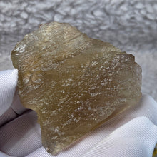 Load image into Gallery viewer, Libyan Desert Glass Tektite Display – 利比亚沙漠玻璃陨石摆件
