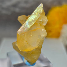 Load image into Gallery viewer, Iridescent Golden Healer Quartz Display (Uri, Switzerland) – 瑞士乌里彩虹金疗愈水晶摆件
