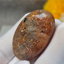 Load image into Gallery viewer, Strawberry Sunstone Palm Stone (Tanzania) – 坦桑尼亚草莓太阳石掌心石
