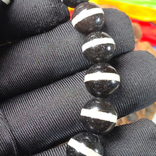Load image into Gallery viewer, Tibetan Black Agate Medicine Dzi Bracelet – 西藏黑玛瑙药师天珠手链（一线天珠）
