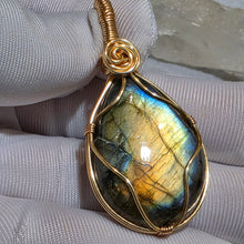Load image into Gallery viewer, Labradorite Wire Wrapped Pendant – 拉长石绕线吊坠
