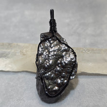 Load image into Gallery viewer, Raw Hematite Wire Wrapped Pendant – 天然赤铁矿绕线吊坠
