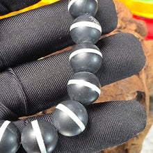 Load image into Gallery viewer, Tibetan Black Agate Medicine Dzi Bracelet – 西藏黑玛瑙药师天珠手链（一线天珠）

