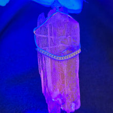 Load image into Gallery viewer, Raw Pink Kunzite Wire Wrapped Pendant (Mozambique) – 莫桑比克天然粉色锂辉石绕线吊坠
