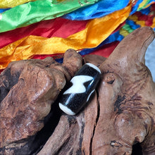 Load image into Gallery viewer, Thunder 5-Eyed Dzi Bead – 闪电五眼天珠
