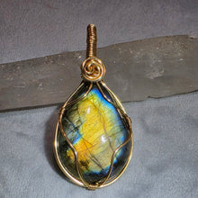 Load image into Gallery viewer, Labradorite Wire Wrapped Pendant – 拉长石绕线吊坠
