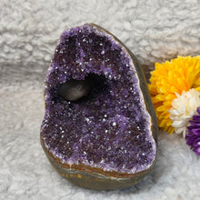 Load image into Gallery viewer, Amethyst Money Bag Display – 紫水晶钱袋子摆件
