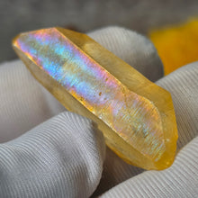 Load image into Gallery viewer, Iridescent Golden Healer Lemurian Seed (Colombia) – 哥伦比亚天然彩虹黄金疗愈师雷姆利亚种子水晶
