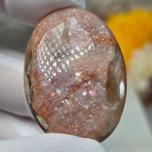 Load image into Gallery viewer, Strawberry Sunstone Palm Stone (Tanzania) – 坦桑尼亚草莓太阳石掌心石
