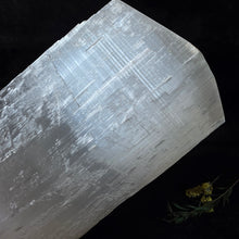 Load image into Gallery viewer, Raw Square Selenite Tower Display (20cm) – 透石膏能量柱摆件
