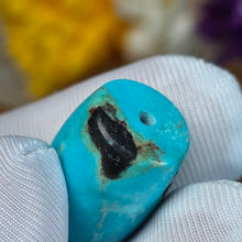 Load image into Gallery viewer, Turquoise Barrel Shaped Bead (Hubei) – 湖北绿松石桶珠路路通
