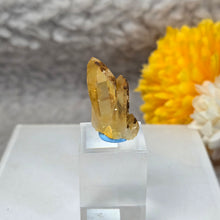 Load image into Gallery viewer, Iridescent Golden Healer Quartz Display (Uri, Switzerland) – 瑞士乌里彩虹金疗愈水晶摆件
