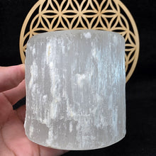 Load image into Gallery viewer, Raw Selenite Round Candle Holder Display (8cm) – 透石膏原矿圆形烛台摆件
