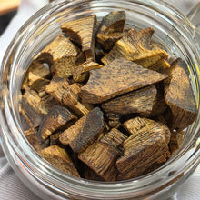 Load image into Gallery viewer, Agarwood Aromatherapy with Candle Holder Set – 沉香香薰烛台套装
