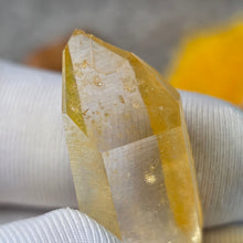 Load image into Gallery viewer, Iridescent Golden Healer Lemurian Seed (Colombia) – 哥伦比亚天然彩虹黄金疗愈师雷姆利亚种子水晶
