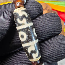 Load image into Gallery viewer, Tibetan Guru Rinpoche Ritual Dzi &amp; Double Water Wave Dzi Bracelet – 西藏莲师法器天珠＋双水纹天珠手链
