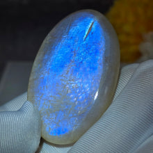 Load image into Gallery viewer, Rainbow Moonstone Palm Stone (Tanzania) – 坦桑尼亚彩虹月光石掌心石
