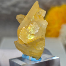Load image into Gallery viewer, Iridescent Golden Healer Quartz Display (Uri, Switzerland) – 瑞士乌里彩虹金疗愈水晶摆件
