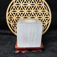 Load image into Gallery viewer, Raw Selenite Square Candle Holder Display (8cm) – 透石膏原矿方形烛台摆件
