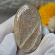 Load image into Gallery viewer, Rainbow Moonstone Palm Stone (Tanzania) – 坦桑尼亚彩虹月光石掌心石
