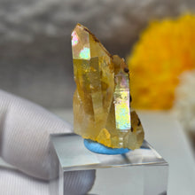 Load image into Gallery viewer, Iridescent Golden Healer Quartz Display (Uri, Switzerland) – 瑞士乌里彩虹金疗愈水晶摆件
