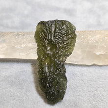 Load image into Gallery viewer, Raw Moldavite (Czech Republic) – 捷克陨石原石
