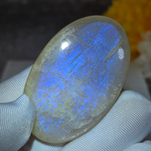 Load image into Gallery viewer, Rainbow Moonstone Palm Stone (Tanzania) – 坦桑尼亚彩虹月光石掌心石
