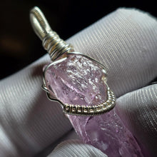 Load image into Gallery viewer, Raw Pink Kunzite Wire Wrapped Pendant (Mozambique) – 莫桑比克天然粉色锂辉石绕线吊坠
