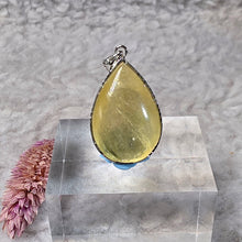Load image into Gallery viewer, Golden Mica Pendant – 金云母吊坠
