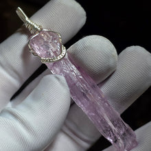 Load image into Gallery viewer, Raw Pink Kunzite Wire Wrapped Pendant (Mozambique) – 莫桑比克天然粉色锂辉石绕线吊坠
