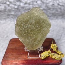 Load image into Gallery viewer, Libyan Desert Glass Tektite Display – 利比亚沙漠玻璃陨石摆件
