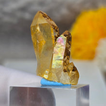 Load image into Gallery viewer, Iridescent Golden Healer Quartz Display (Uri, Switzerland) – 瑞士乌里彩虹金疗愈水晶摆件
