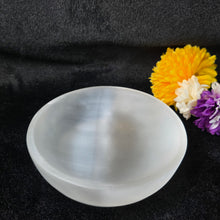Load image into Gallery viewer, Good Grade Polished Selenite Bowl Display (15cm) – 优质透石膏抛光碗摆件
