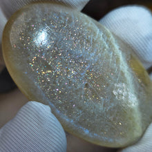 Load image into Gallery viewer, Rainbow Moonstone Palm Stone (Tanzania) – 坦桑尼亚彩虹月光石掌心石
