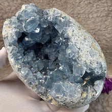 Load image into Gallery viewer, Top-Grade Celestite Specimen Display (Madagascar) – 顶级马达加斯加天青石标本摆件
